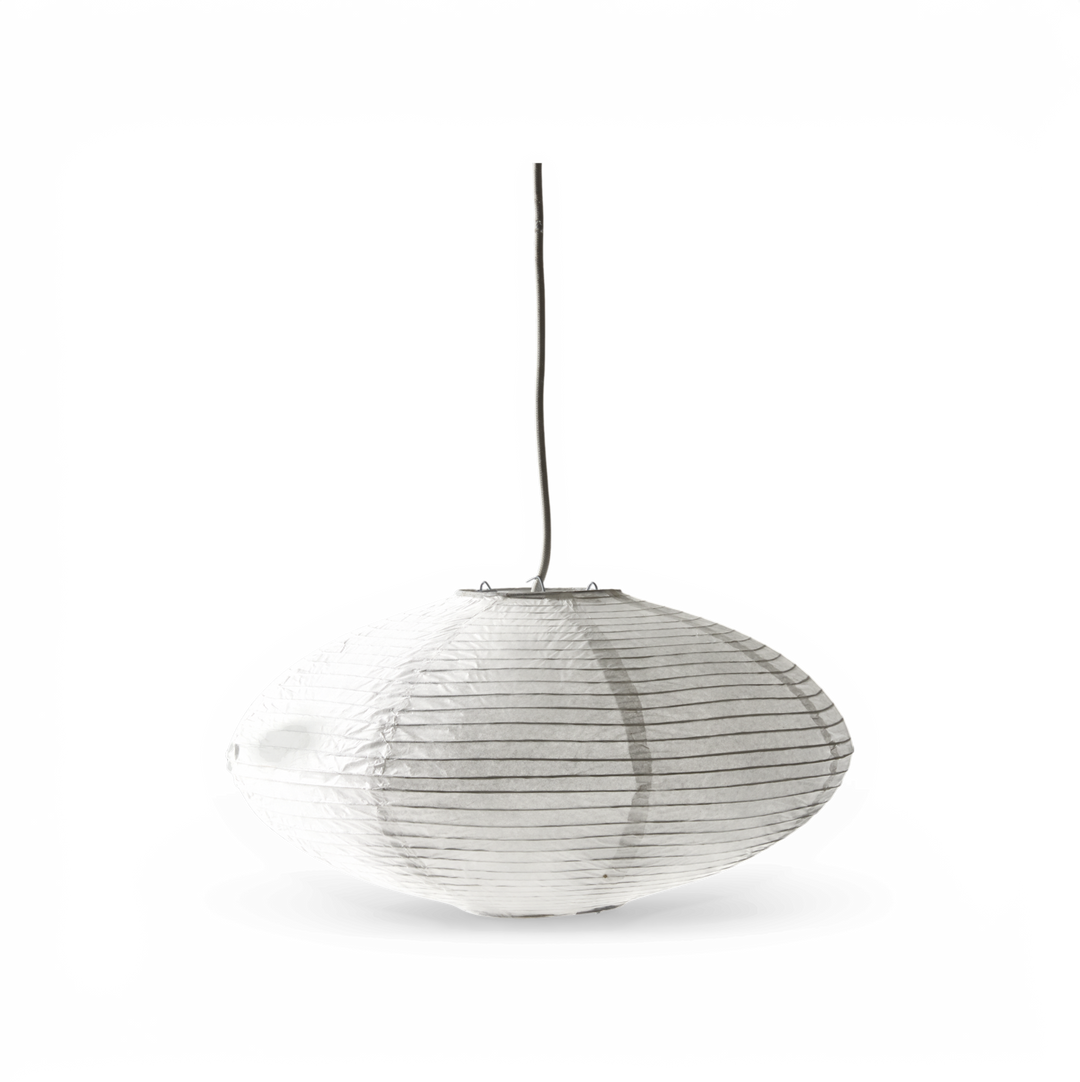 Oval hvid papirpendel med vandrette ribber, hænger i en ledning.