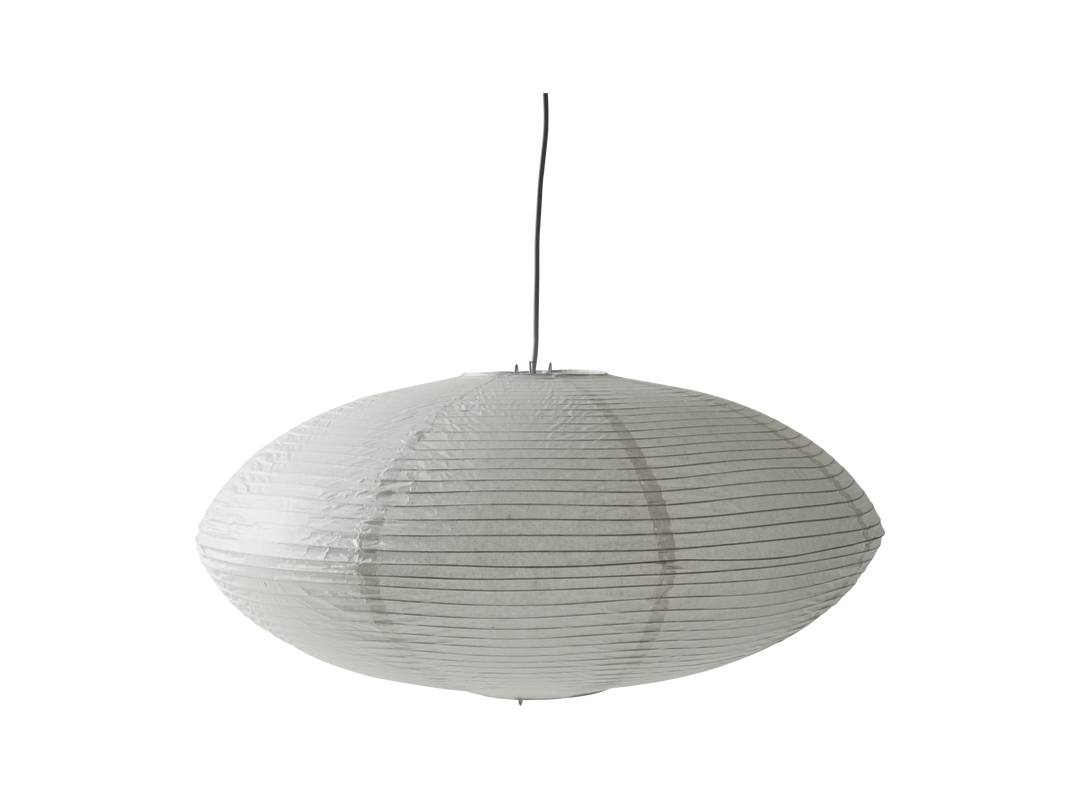 Hvid oval rislampe-pendel med vandrette ribber.