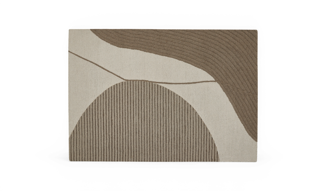 Rektangulært tæppe i beige og brun med abstrakt bue- og bølgemønster med striber, set oppefra.
