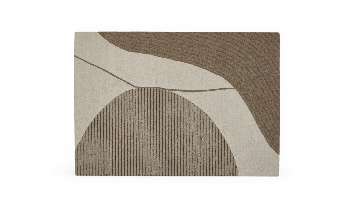 Rektangulært tæppe i beige og brun med abstrakt bue- og bølgemønster med striber, set oppefra.