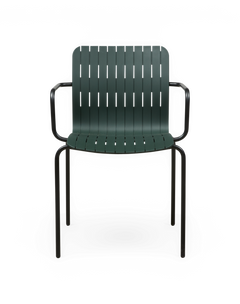 Grøn lamelstol med armlæn og sort metalstel, frilagt frontvisning.