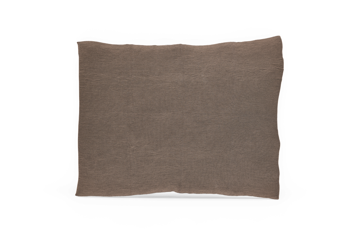 Brun ribbet strikket plaid vist fladt mod neutral baggrund.