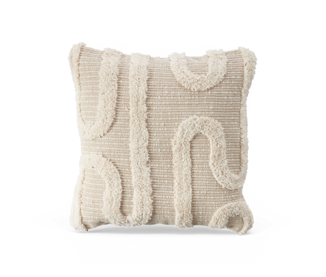 Beige pude med tuftet geometrisk mønster.