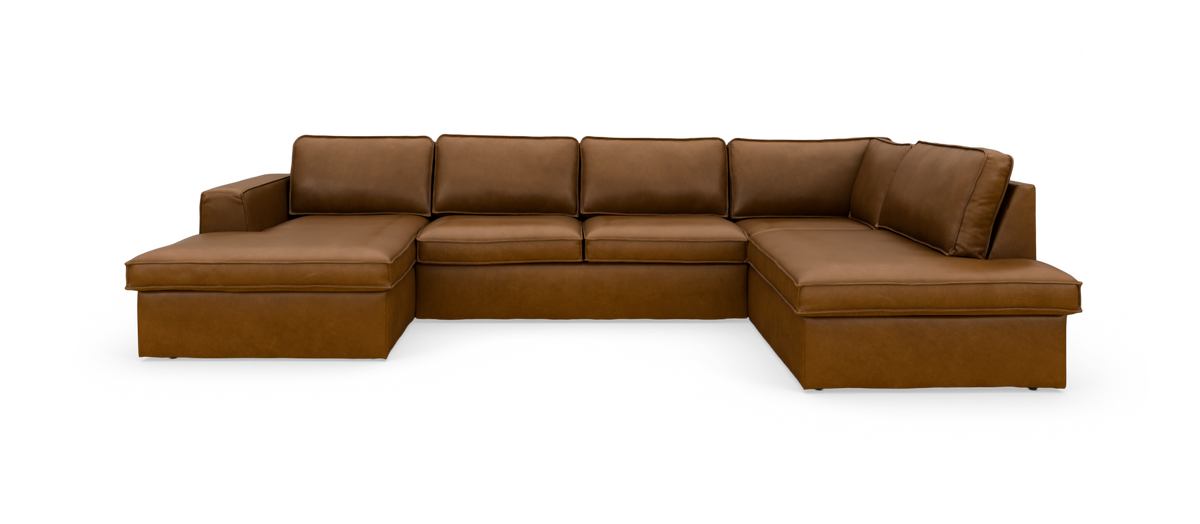 Brun U‑formet lædersofa med chaiselong i begge ender, frilagt på hvid baggrund.