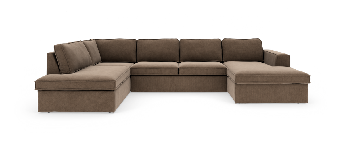 Brun modulsofa i U‑form med chaiselonger i begge ender og et lige armlæn, fotograferet forfra mod hvid baggrund.