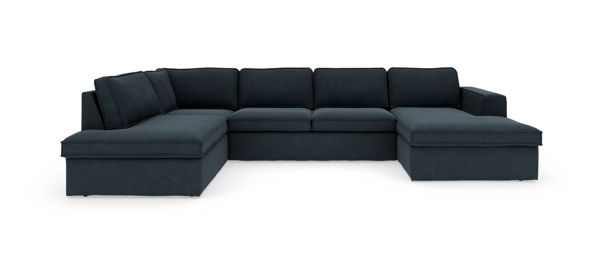 Stor U-sofa i mørkeblåt stof med chaiselong i begge ender, frilagt på hvid baggrund.