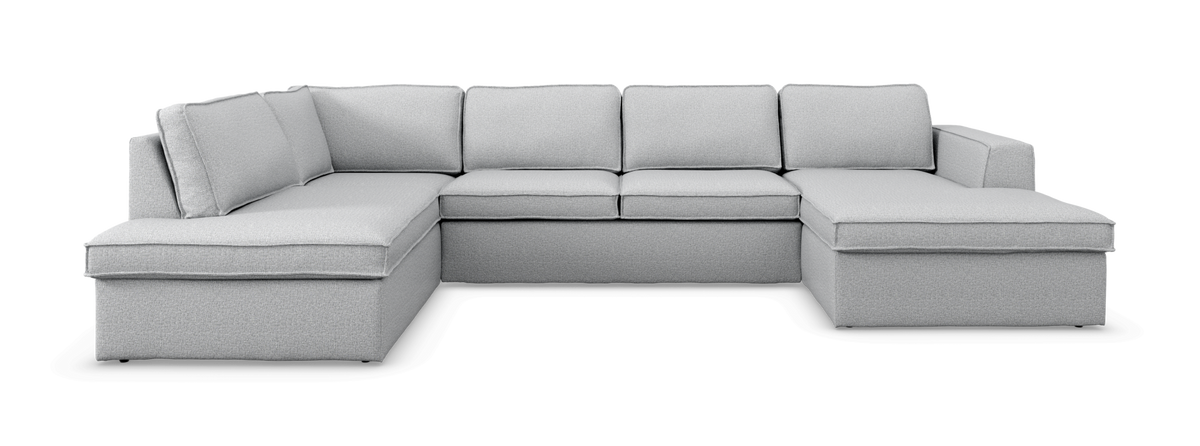 Lys grå U-formet modulsofa med chaiselong i begge ender på sort baggrund.