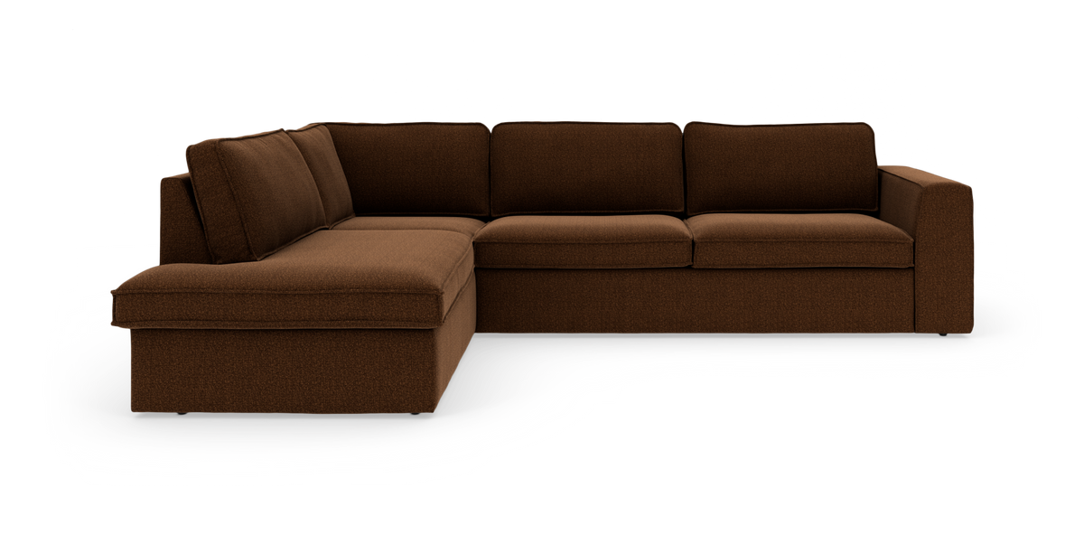 Brun L‑sofa med chaiselong til venstre, moderne lav model med brede armlæn, frilagt på hvid baggrund.