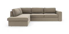 Beige L‑formet modulsofa med chaiselong til venstre på hvid baggrund.