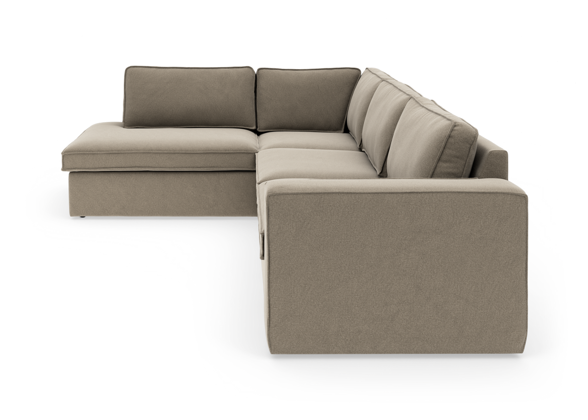 L‑formet beige modulsofa med chaiselong til venstre, frilagt på hvid baggrund.