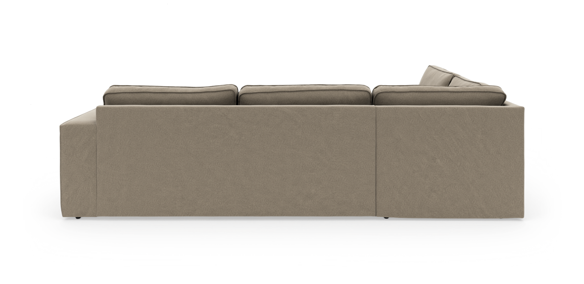 Beige tresædet sofa set bagfra i studie, minimalistisk design.