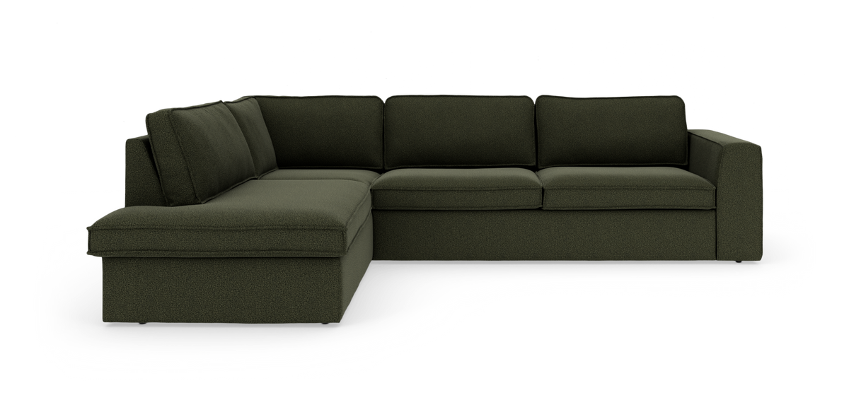 Mørkegrøn L‑sofa med venstrevendt chaiselong, tykke puder og lige armlæn.