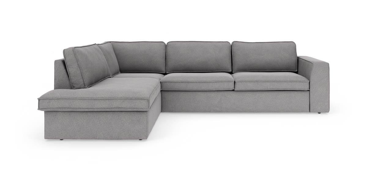 L-formet grå stofsofa med venstrevendt chaiselong, frilagt på hvid baggrund.
