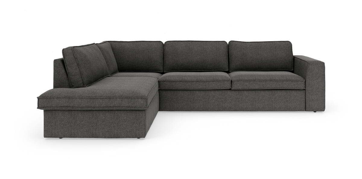 Mørkegrå L‑sofa med chaiselong til venstre på hvid baggrund.