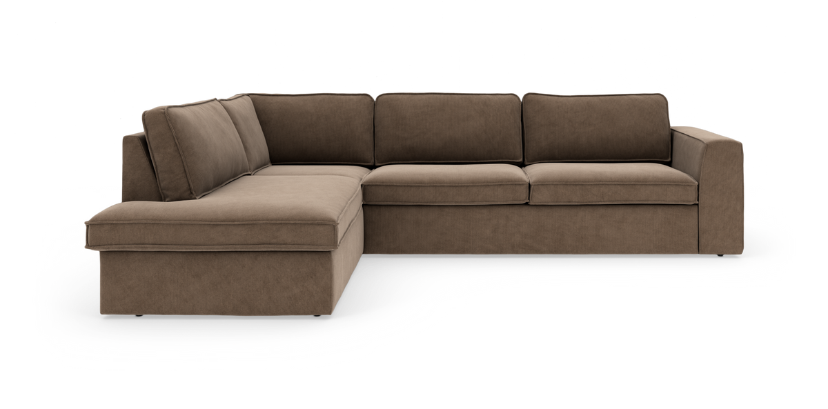 Brun L‑sofa med venstrevendt chaiselong, bløde sæder og brede lige armlæn på hvid baggrund.