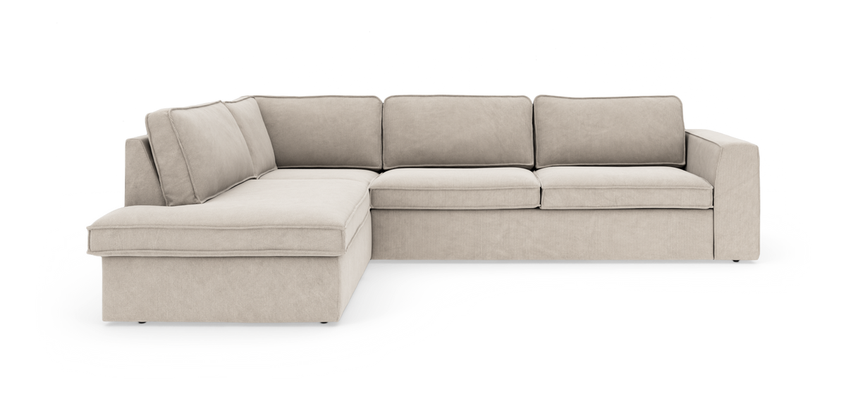 L‑sofa i lysebeige stof med venstrevendt chaiselong og lige armlæn, moderne og enkel på hvid baggrund.