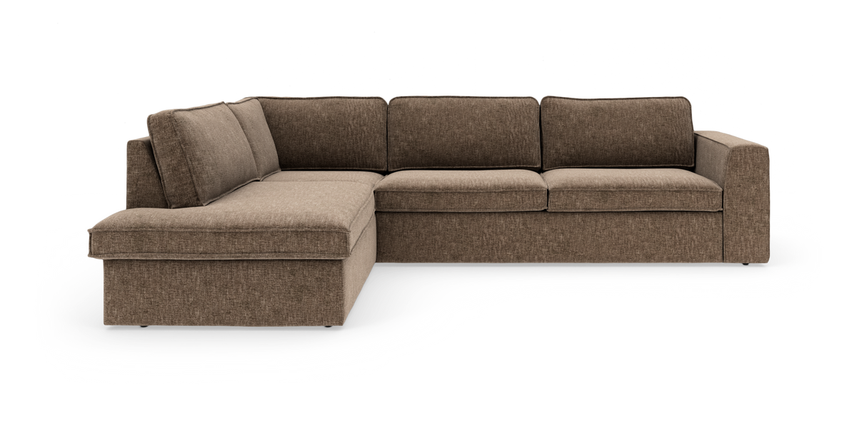Brun L‑sofa i stof med venstrevendt chaiselong, sektionel i moderne design på hvid baggrund.