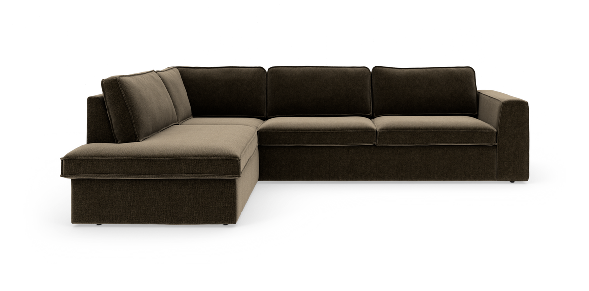 Tremands-sofa med venstre chaiselong i mørkebrun/beige tekstil, rene linjer og brede armlæn.
