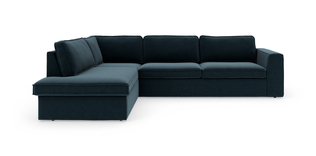Mørk petrolblå hjørnesofa med venstrevendt chaiselong og brede armlæn, fritlagt på hvid baggrund.