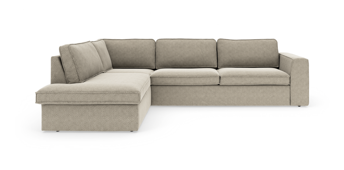Beige L‑formet hjørnesofa med venstre chaiselong og brede firkantede armlæn på hvid baggrund.