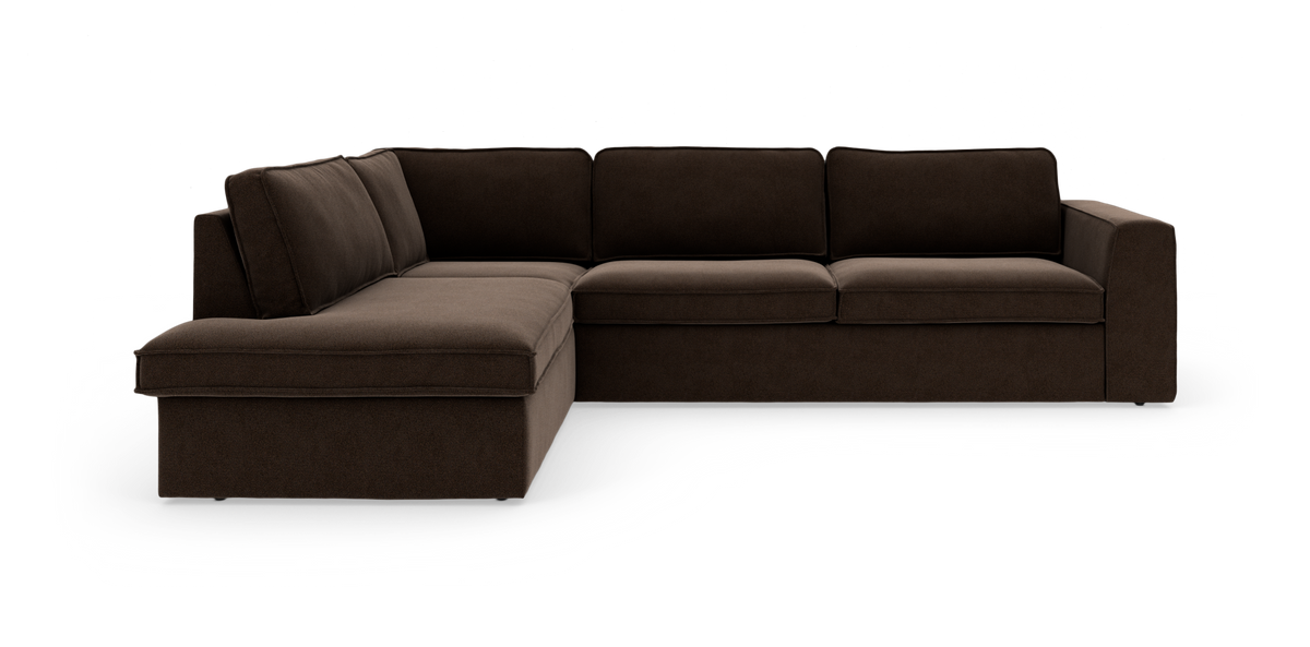 Mørkebrun hjørnesofa med chaiselong til venstre, moderne lav profil på hvid baggrund.