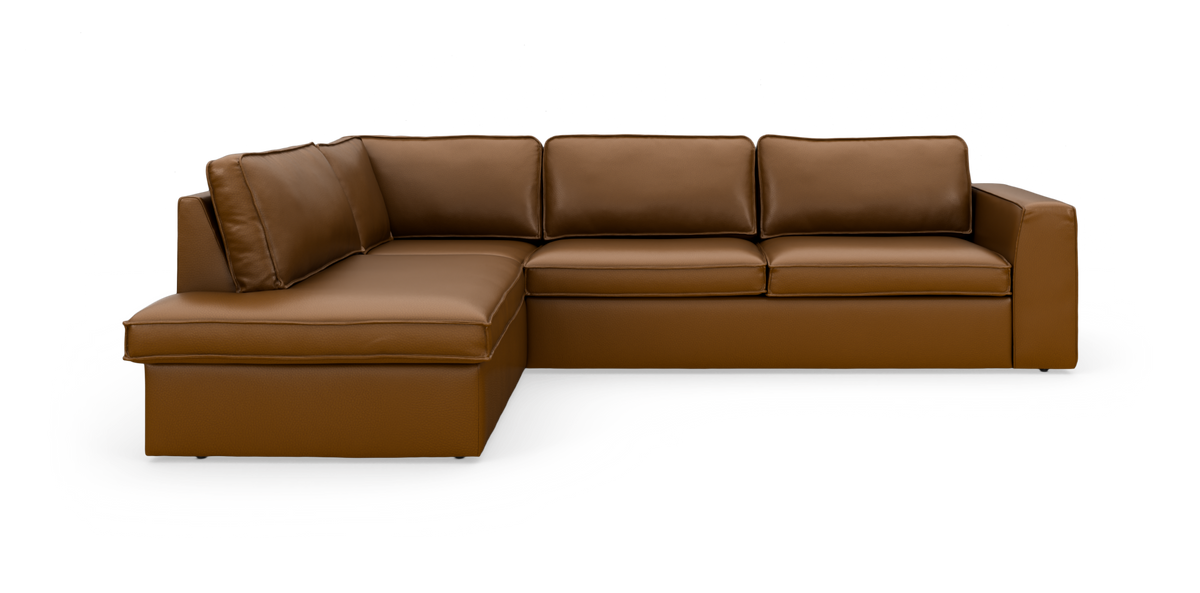 Brun L‑formet lædersofa med chaiselong til venstre, vist i studie mod hvid baggrund.