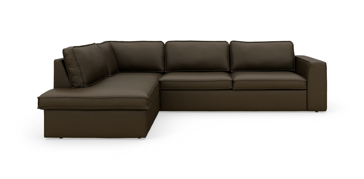 Mørkebrun L‑sofa med venstre chaiselong i moderne stil, fritstående mod hvid baggrund.