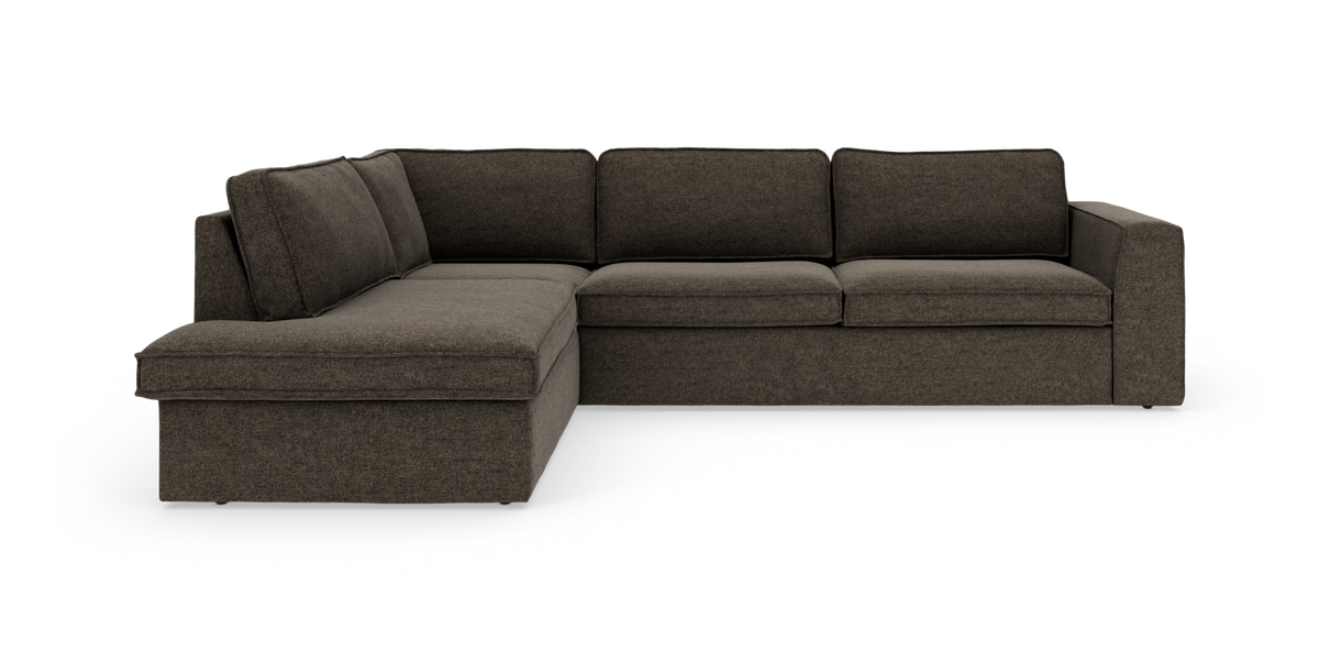 Mørkebrun hjørnesofa med venstrevendt chaiselong i stof, frilagt på hvid baggrund.