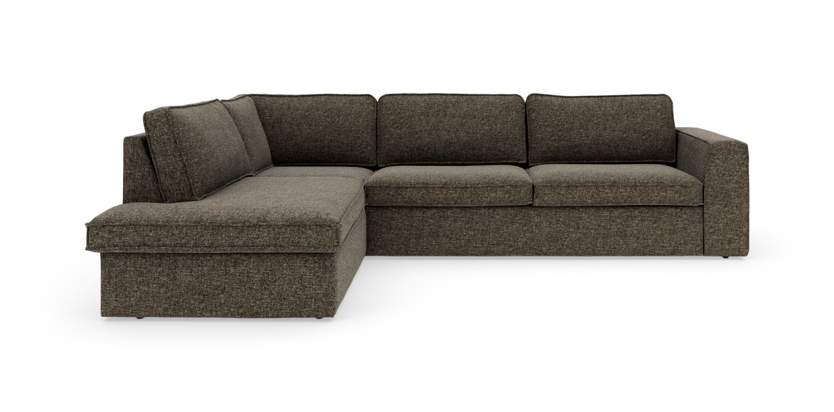 Brun L‑sofa med chaiselong til venstre, moderne modulsofa i stof.