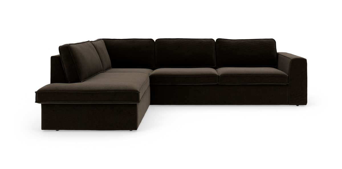 Mørkebrun L‑sofa med venstrevendt chaiselong, bløde puder og rene, moderne linjer på hvid studiobaggrund.