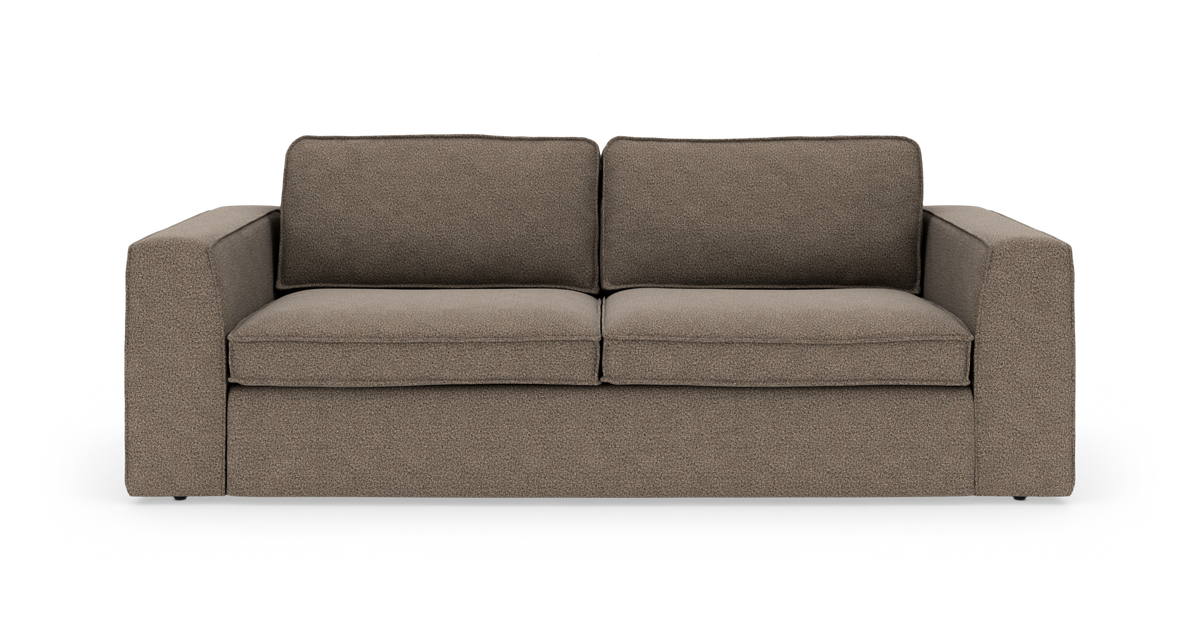 Brun 3-personers sofa med rette armlæn set forfra i studie.