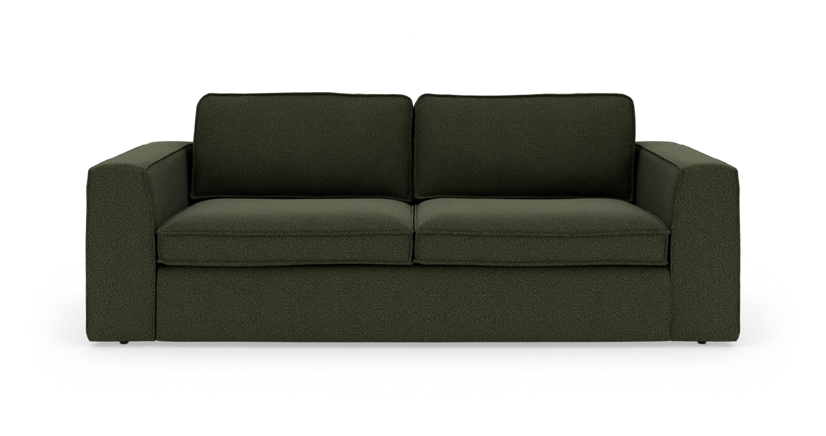 Mørkegrøn 3-personers sofa med brede, boxede armlæn og to sæde- og ryghynder, frontvisning på fritlagt hvid baggrund.