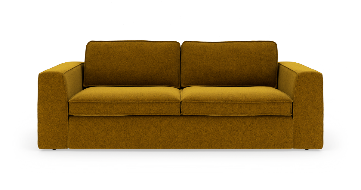 Sennepsgul 3-personers sofa med brede armlæn og to ryghynder, set forfra.