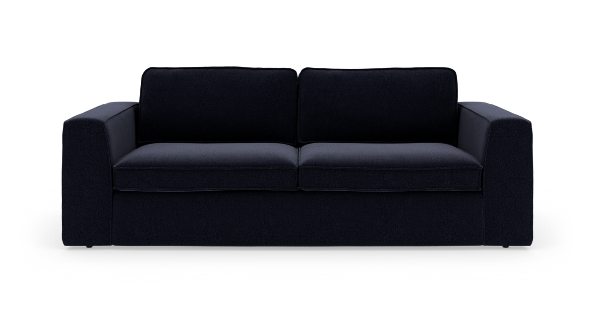 Mørkeblå moderne 3-personers sofa med brede armlæn set forfra.