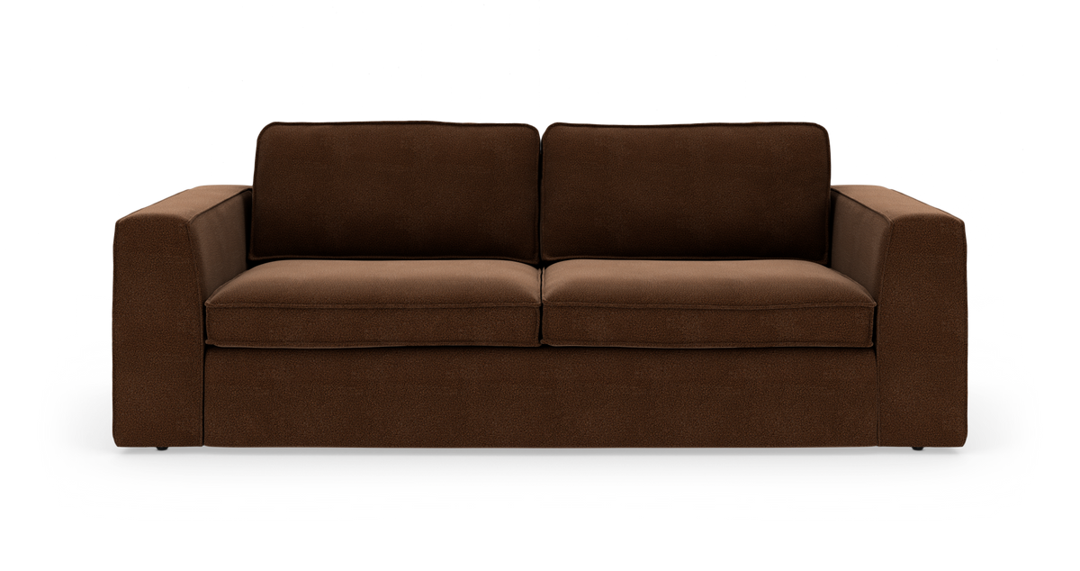 Brun 3-personers sofa med lige armlæn, fritlagt på hvid baggrund.