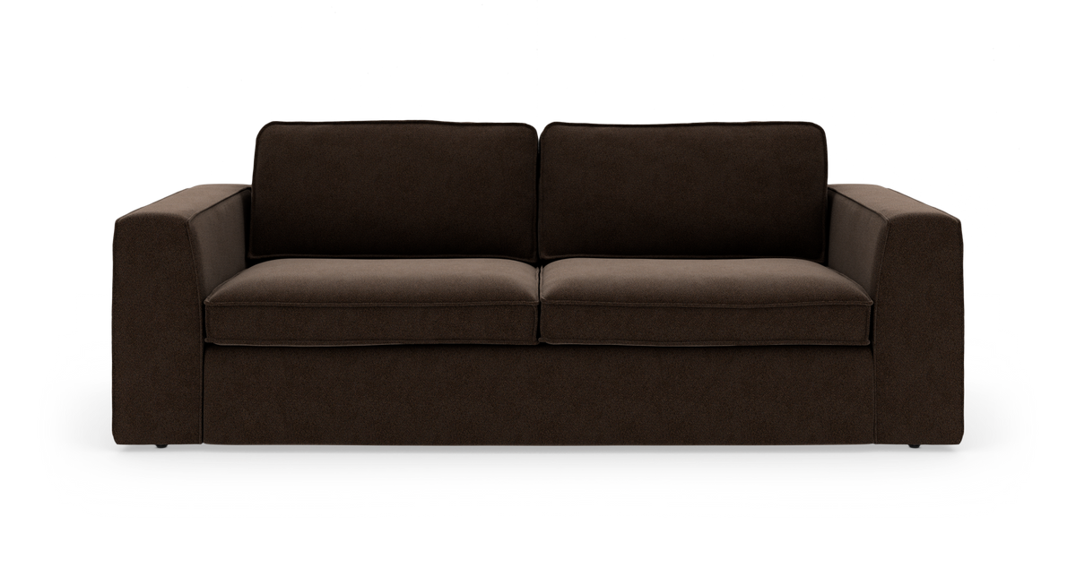 Mørkebrun 3-personers sofa med brede armlæn, frilagt på hvid baggrund.