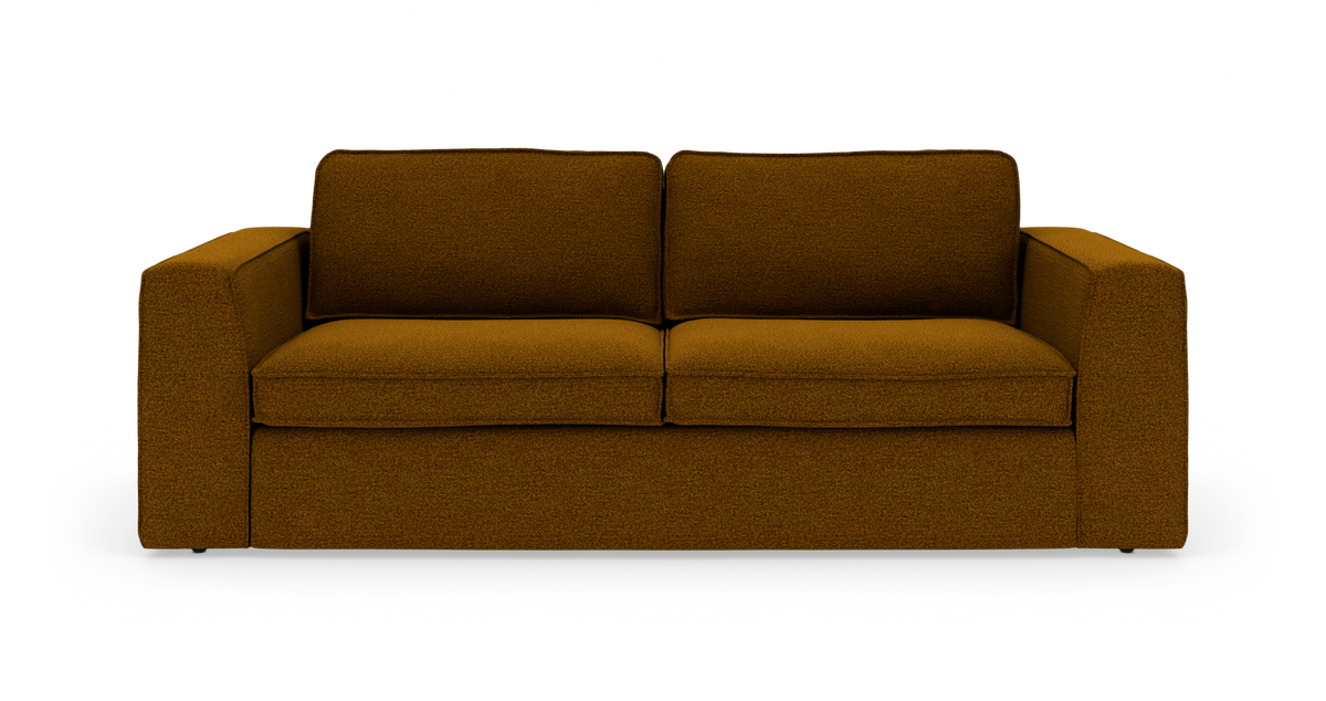 Moderne 2-personers sofa i sennepsgul tekstil med brede armlæn, frilagt mod hvid baggrund.