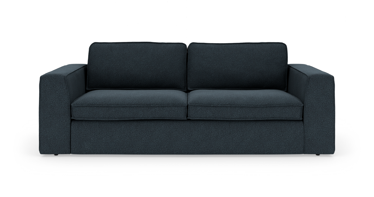 Mørkeblå 2-personers sofa med brede, firkantede armlæn og to sæde- og ryghynder, frilagt på hvid baggrund.