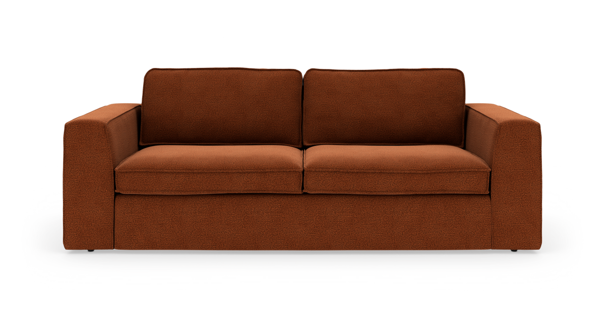 Rustrød/brun 3-personers sofa med brede armlæn, frilagt på hvid baggrund.