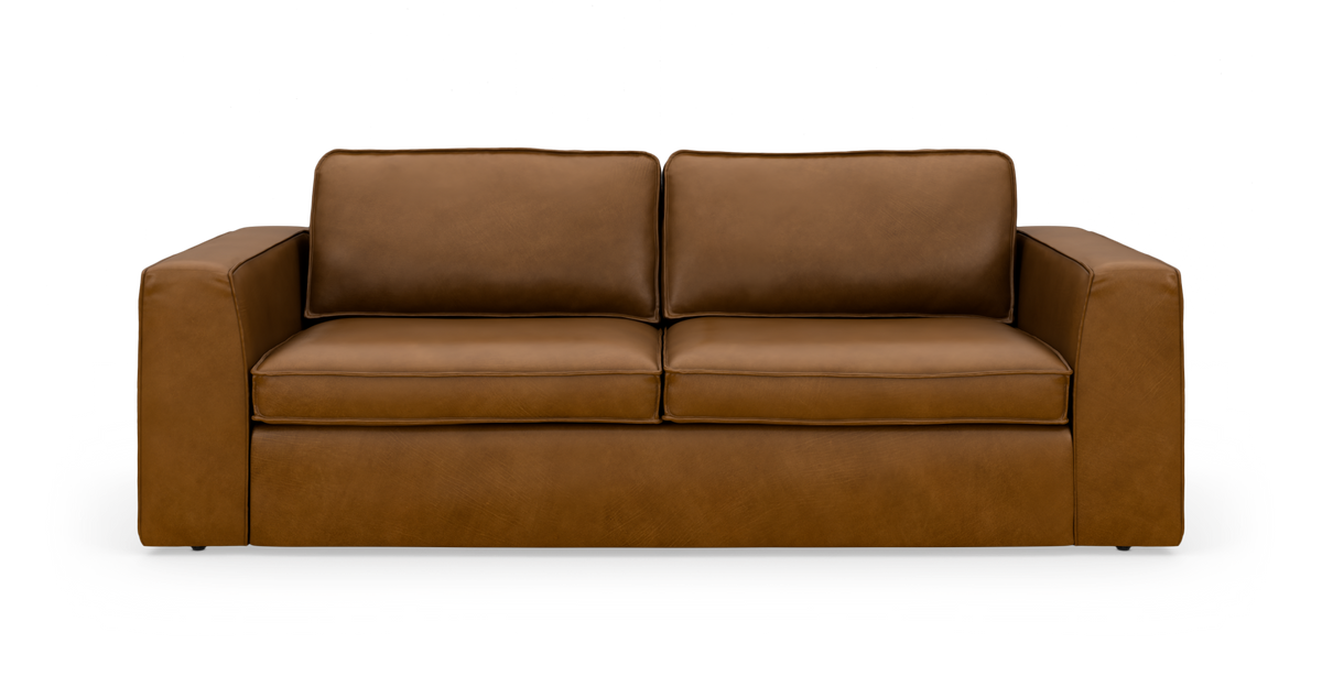 Brun lædersofa med to sædepuder og brede armlæn, fritlagt på hvid baggrund.