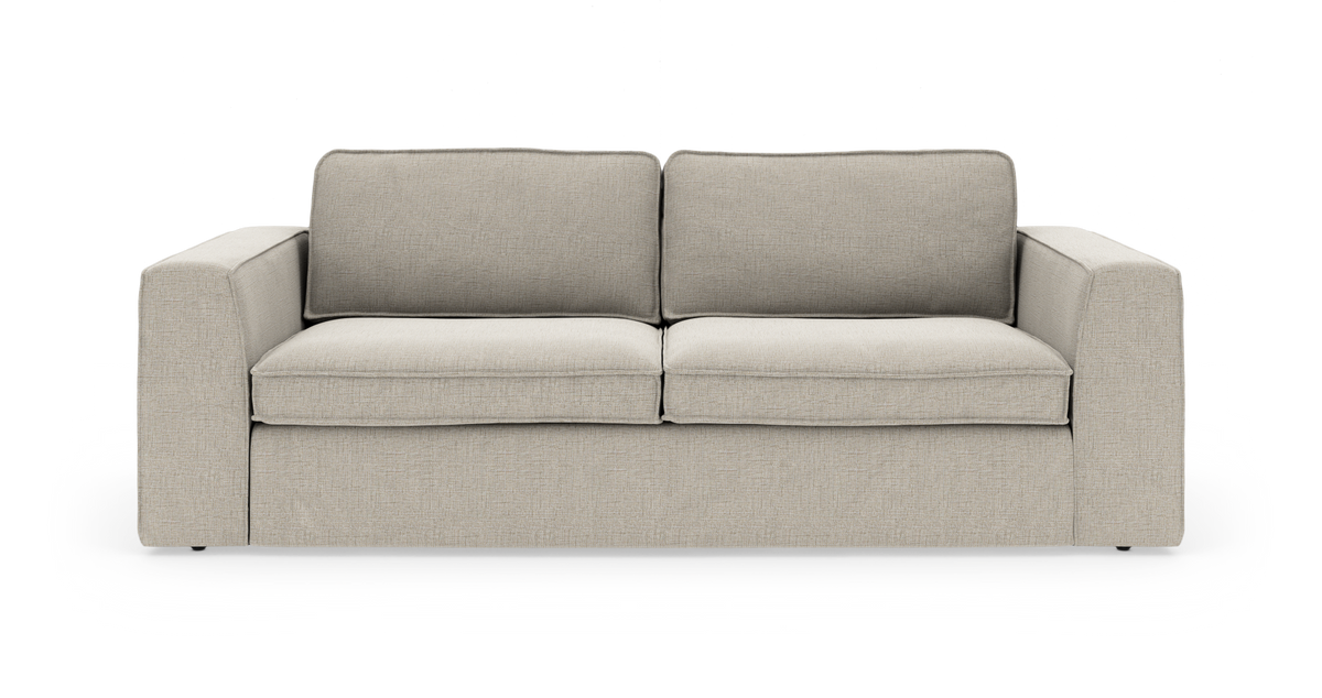 Beige stofsofa med brede, firkantede armlæn, to sædehynder og to ryghynder, set lige forfra på hvid baggrund.