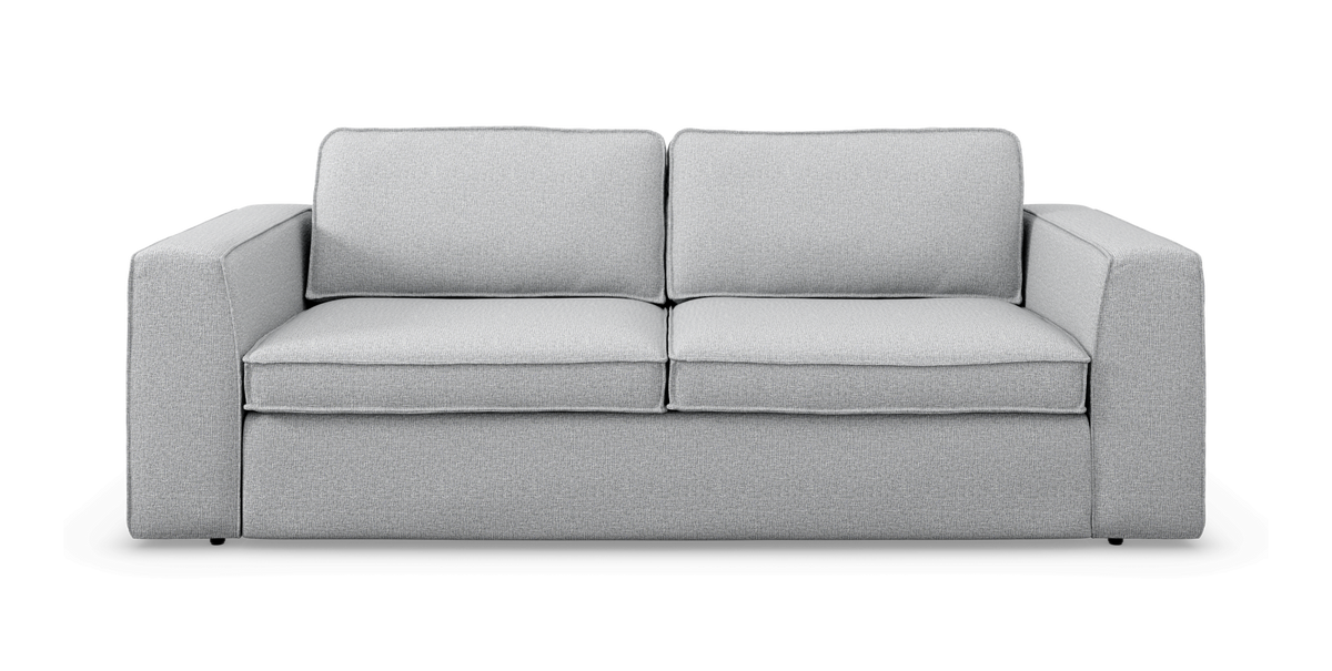 Lysegrå 2-personers sofa med lige armlæn og to ryghynder, fritlagt på hvid baggrund.