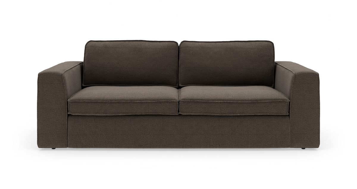 Mørkebrun 3-personers sofa med to sæde- og ryghynder og brede, firkantede armlæn, set forfra og fritlagt på hvid baggrund.