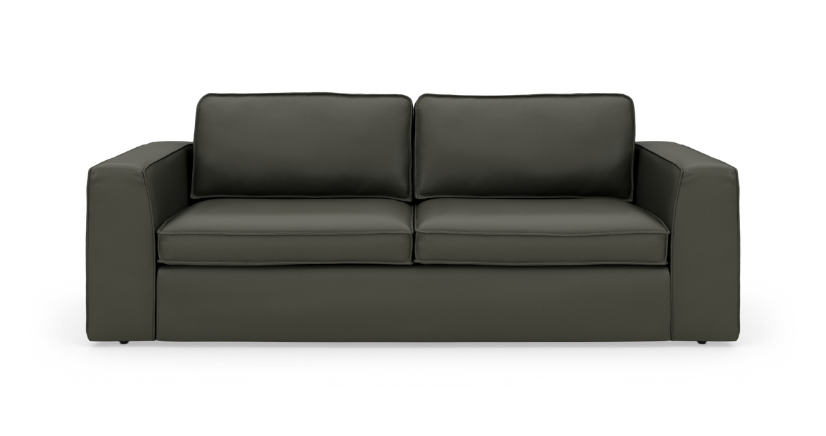 Mørkegrå tresæders sofa med rene linjer, set forfra på hvid baggrund.