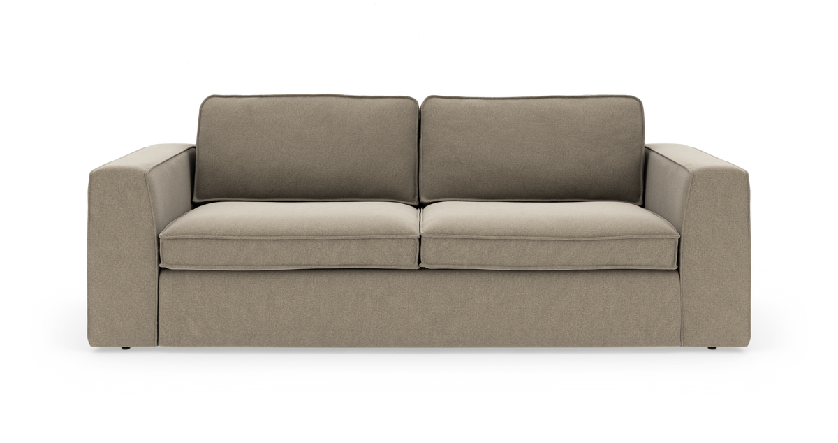 Beige 3-personers sofa med brede, lige armlæn samt to sæde- og to ryghynder, frilagt på hvid baggrund.