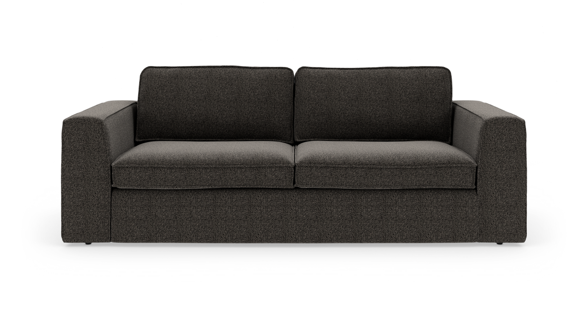 Mørkegrå 3-personers sofa med to sædehynder, to ryghynder og brede firkantede armlæn, frilagt på hvid baggrund.
