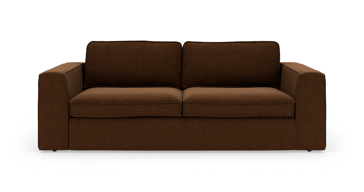 Brun stofsofa med to sædehynder og brede armlæn, frilagt på hvid baggrund.