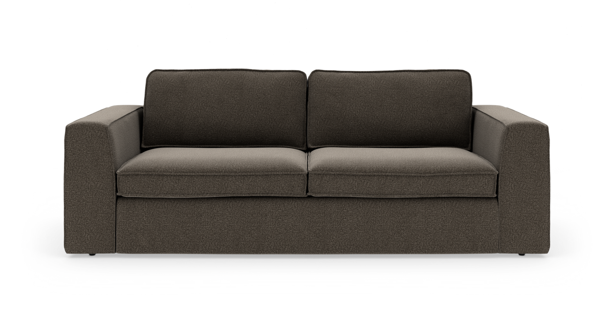 Mørkebrun 3-personers sofa med brede armlæn og to sæde- og ryghynder, fritlagt.