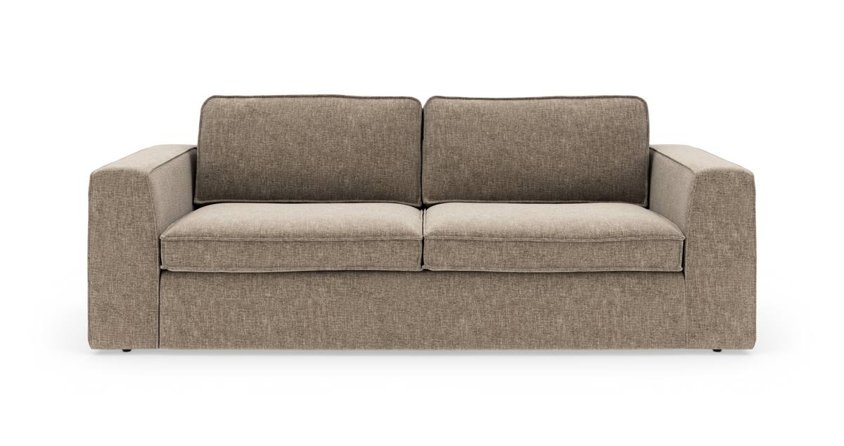 Beige sofa med to sædehynder og brede armlæn i moderne, enkel design, frilagt på hvid baggrund.