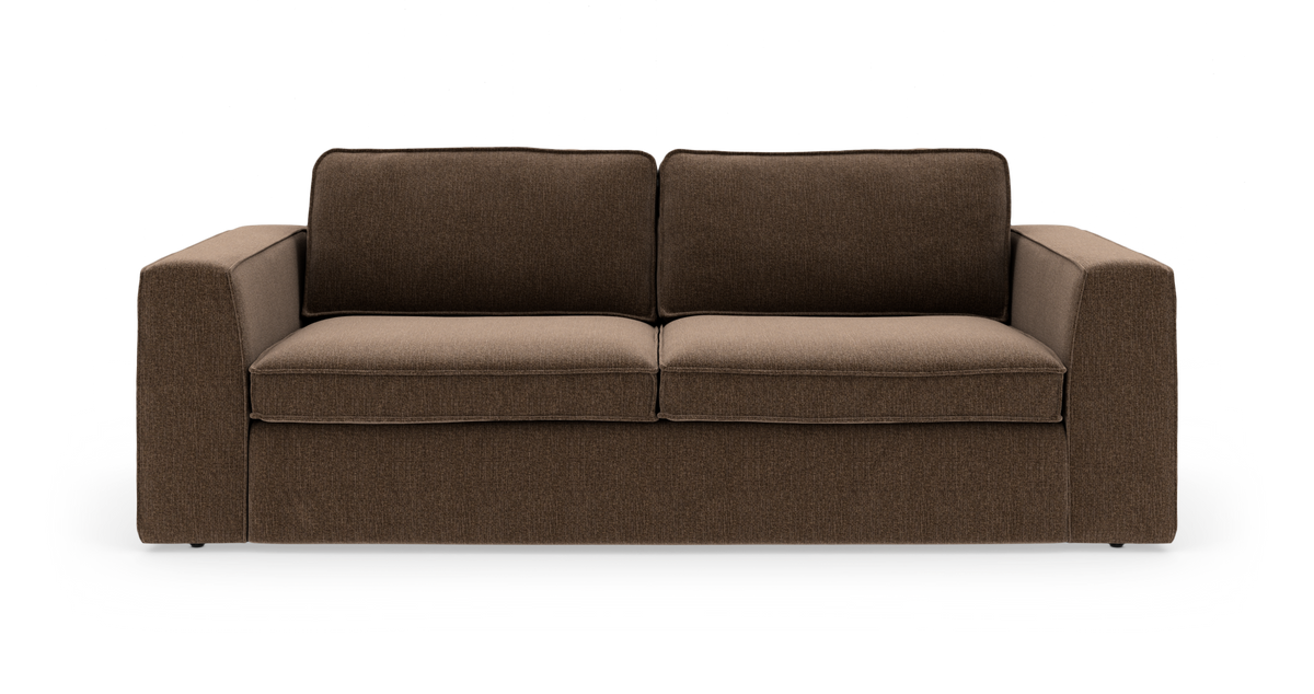 Brun tresæders sofa med lige armlæn, frilagt på hvid baggrund.
